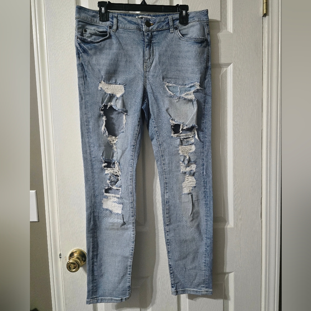 Noisy May NMKIM Loose Slim Straight Ripped Light Wash Jeans w/ Stretch.